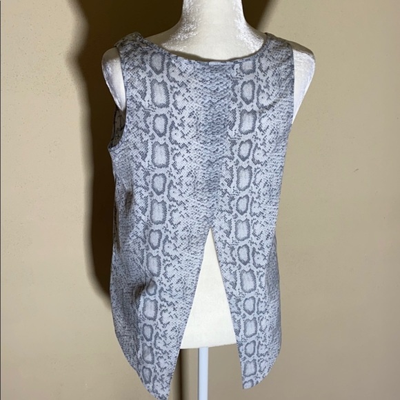 Attention sleeveless Top - Picture 3 of 6